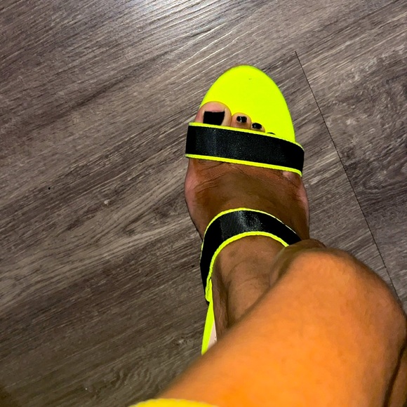 Lime green strapped heels - Picture 2 of 3